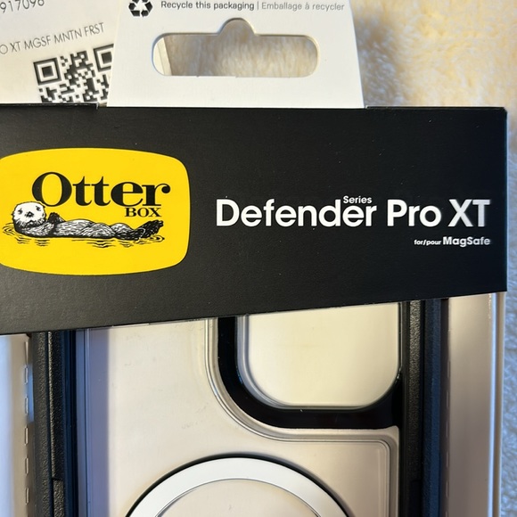 Otter Box Defender Pro XT for MagSafe 6.1”. Black and clear - Picture 4 of 5